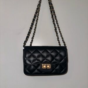 Persaman Elegant Black Quilted Shoulder Bag